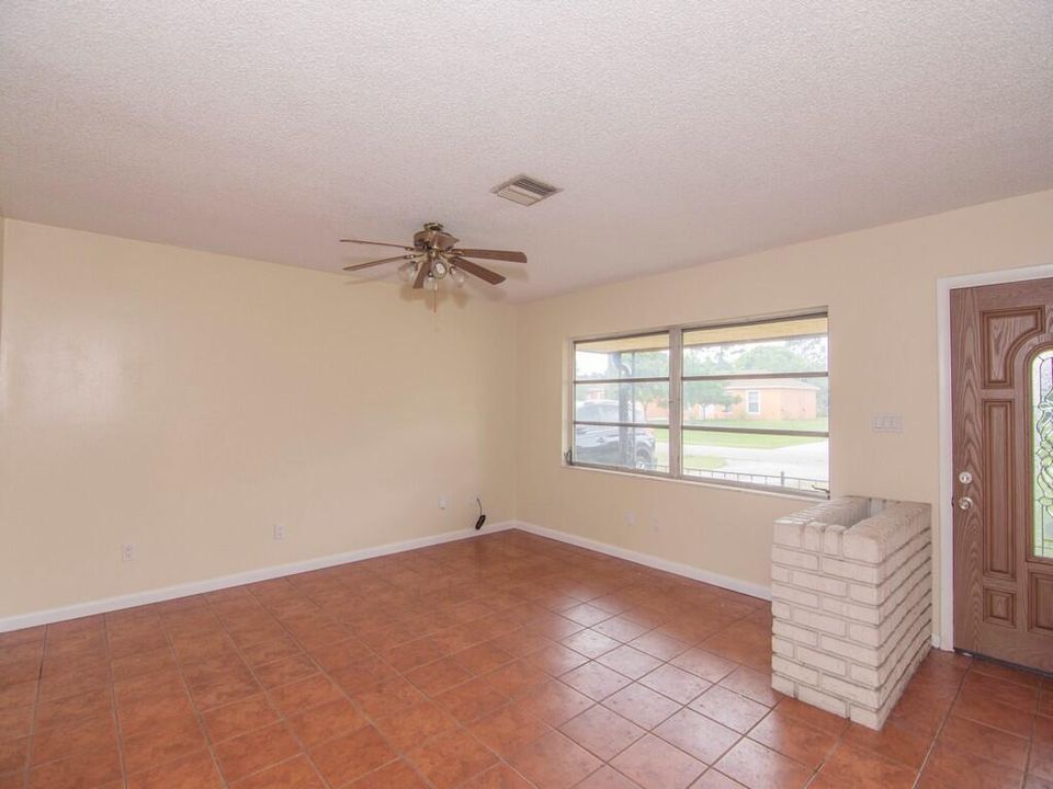 For Rent: $2,200 (2 beds, 1 baths, 900 Square Feet)