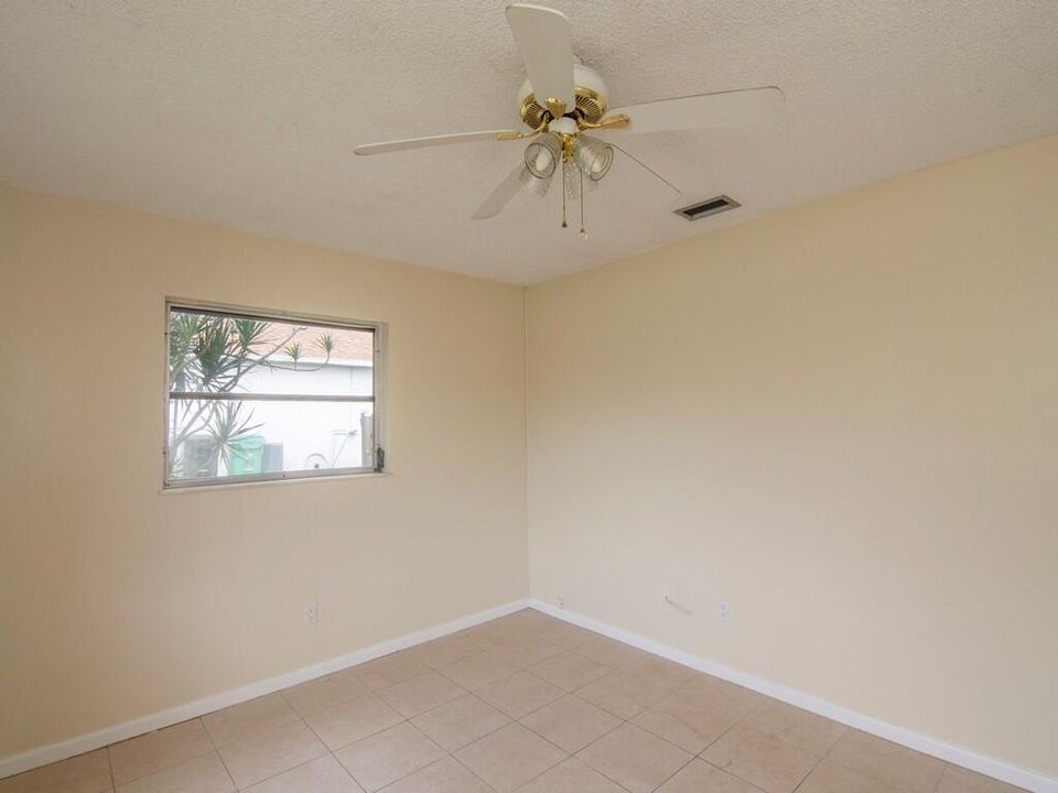 For Rent: $2,200 (2 beds, 1 baths, 900 Square Feet)
