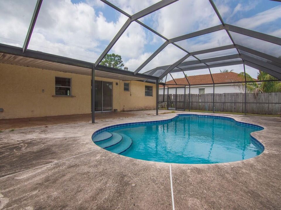 For Rent: $2,200 (2 beds, 1 baths, 900 Square Feet)