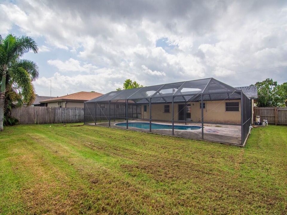 For Rent: $2,200 (2 beds, 1 baths, 900 Square Feet)