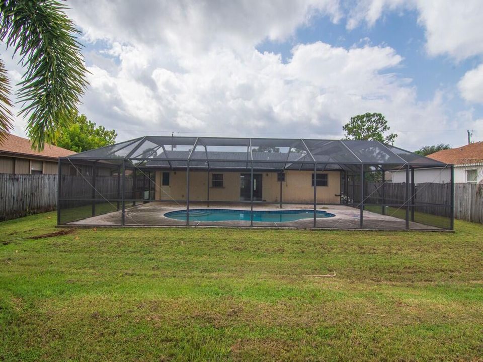 For Rent: $2,200 (2 beds, 1 baths, 900 Square Feet)