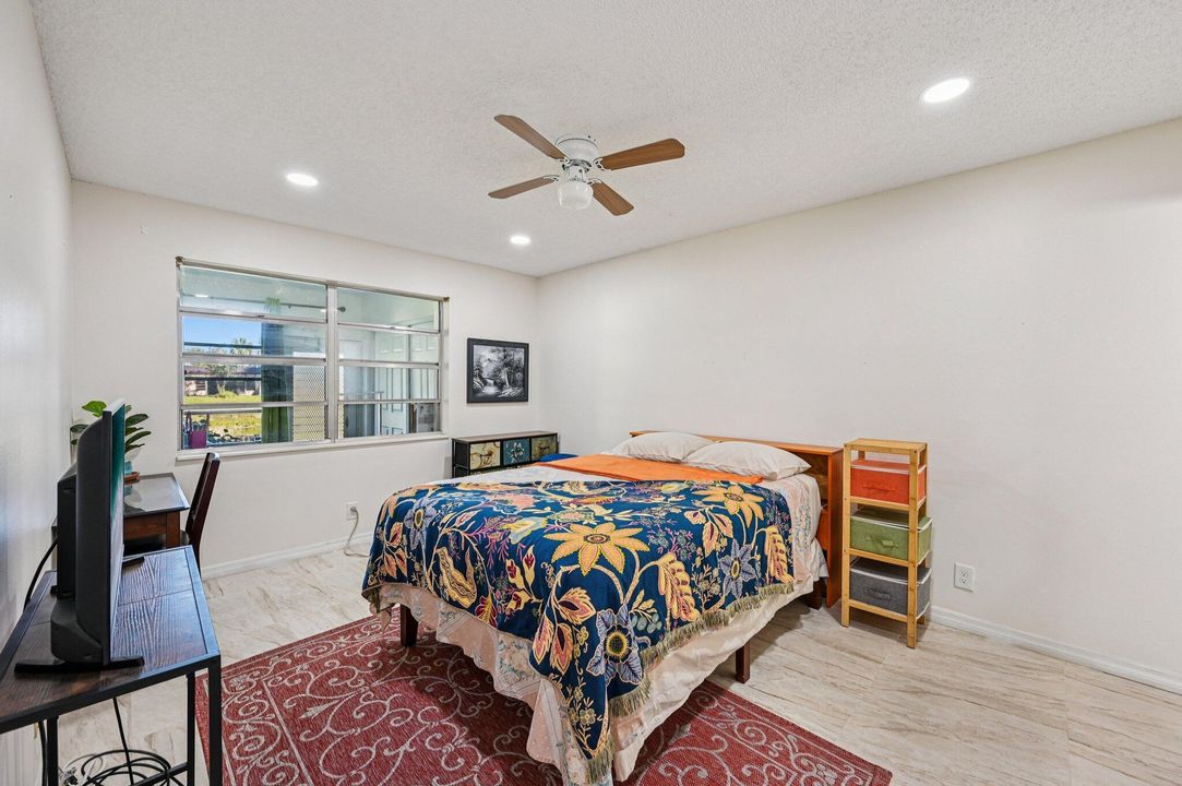 For Sale: $145,000 (1 beds, 1 baths, 721 Square Feet)