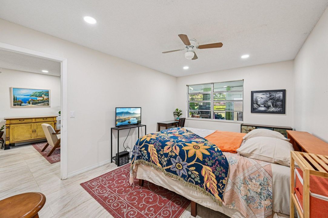 For Sale: $145,000 (1 beds, 1 baths, 721 Square Feet)