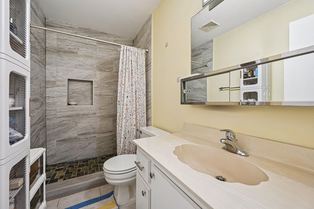 For Sale: $145,000 (1 beds, 1 baths, 721 Square Feet)