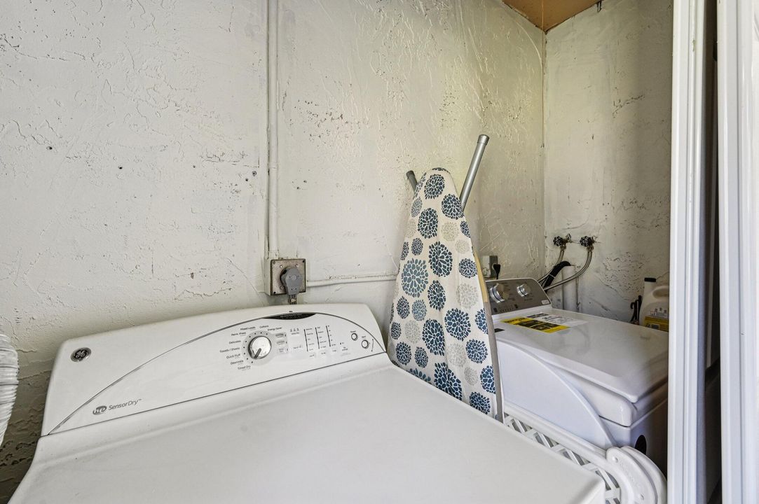 For Sale: $145,000 (1 beds, 1 baths, 721 Square Feet)