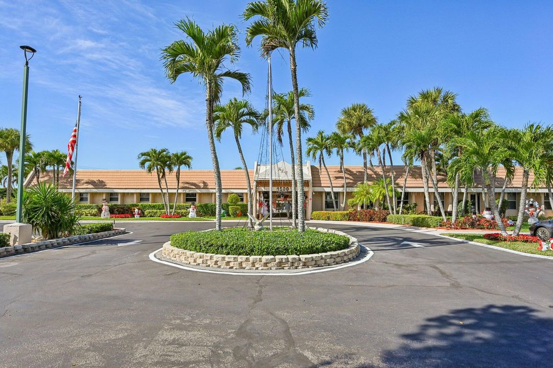 For Sale: $145,000 (1 beds, 1 baths, 721 Square Feet)