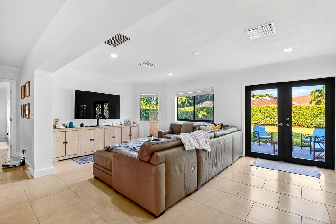 For Rent: $3,400 (3 beds, 2 baths, 2070 Square Feet)