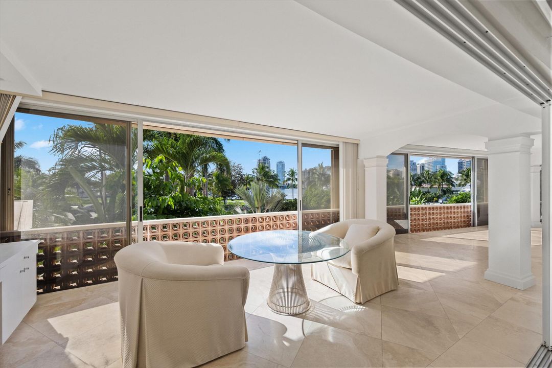 На продажу: $3,350,000 (2 спален, 2 ванн, 2330 Квадратных фут)