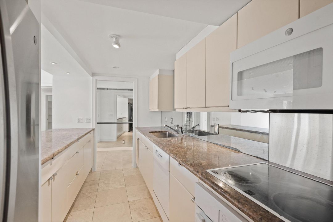 На продажу: $3,350,000 (2 спален, 2 ванн, 2330 Квадратных фут)