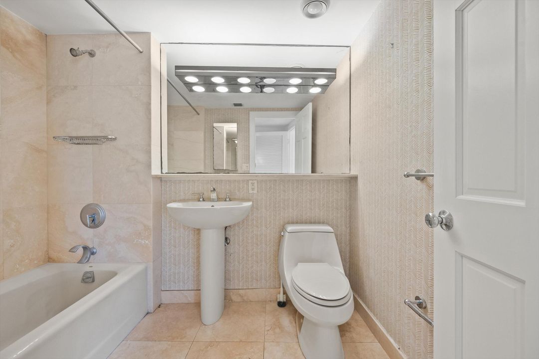 На продажу: $3,350,000 (2 спален, 2 ванн, 2330 Квадратных фут)