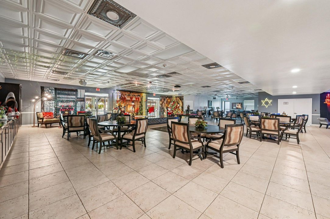 For Sale: $145,000 (1 beds, 1 baths, 721 Square Feet)