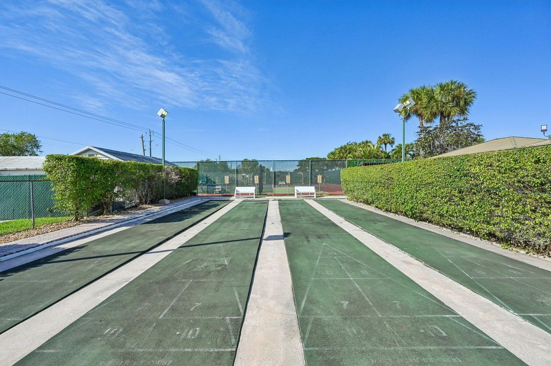 For Sale: $145,000 (1 beds, 1 baths, 721 Square Feet)