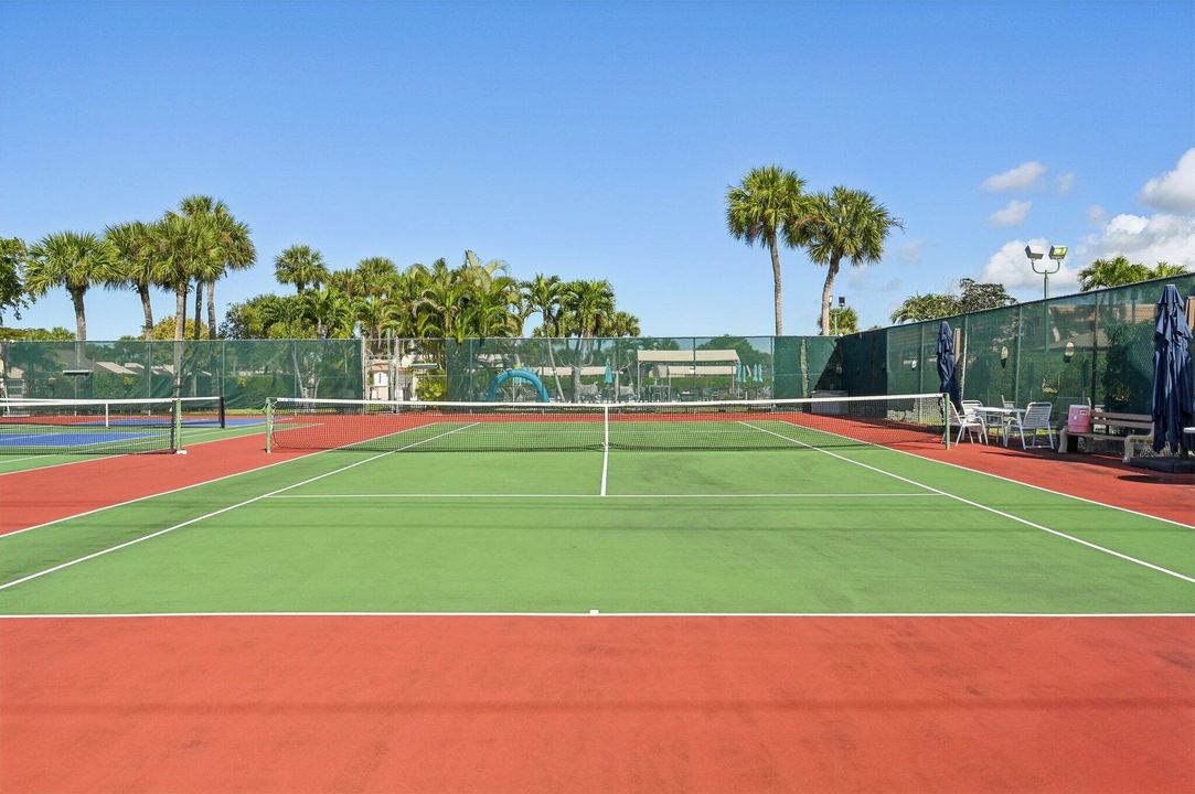 For Sale: $145,000 (1 beds, 1 baths, 721 Square Feet)