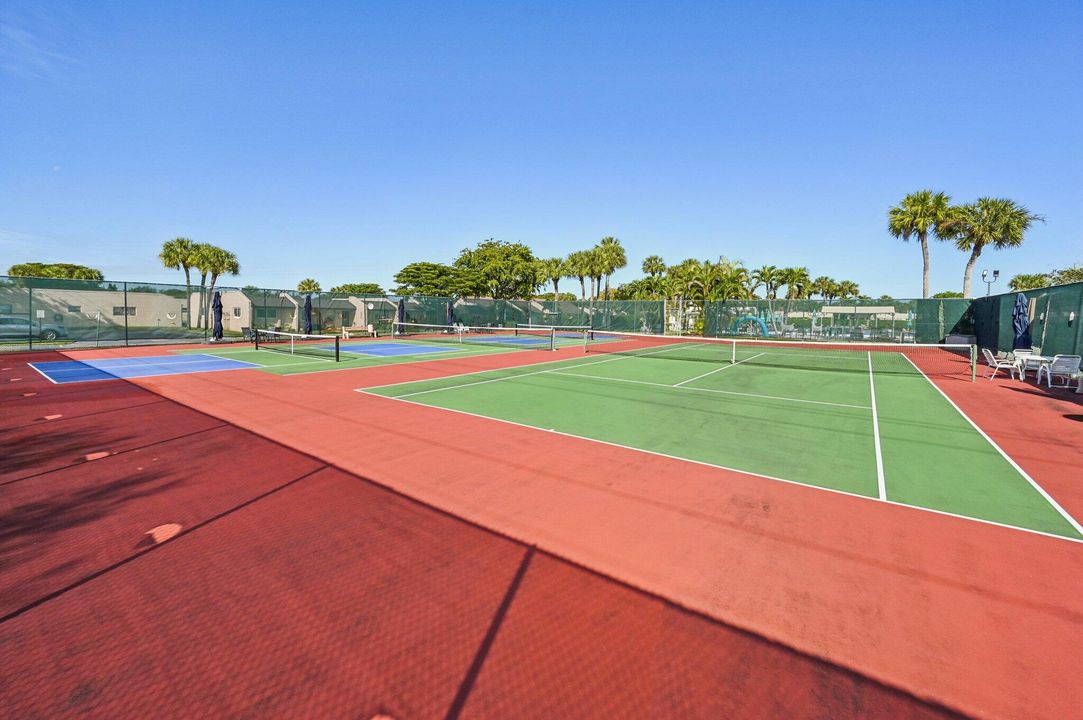 For Sale: $145,000 (1 beds, 1 baths, 721 Square Feet)