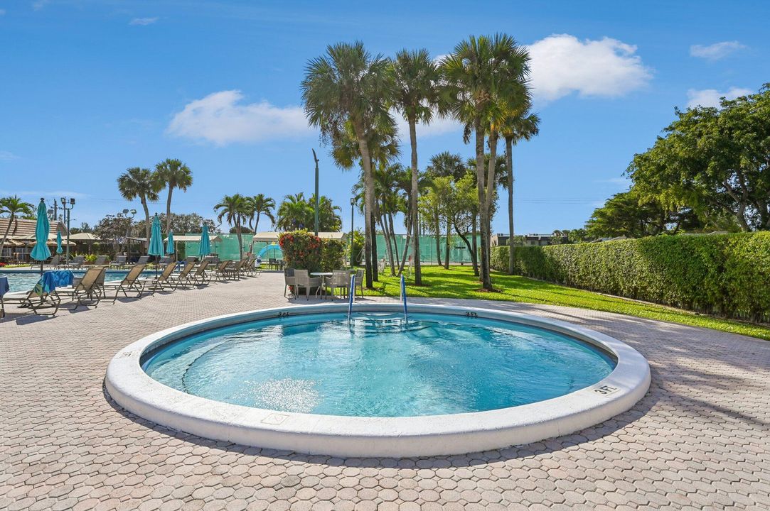 For Sale: $145,000 (1 beds, 1 baths, 721 Square Feet)