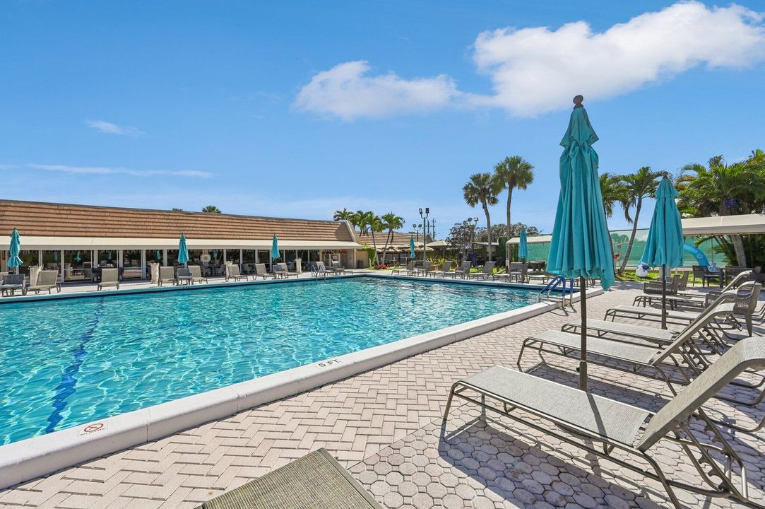 For Sale: $145,000 (1 beds, 1 baths, 721 Square Feet)