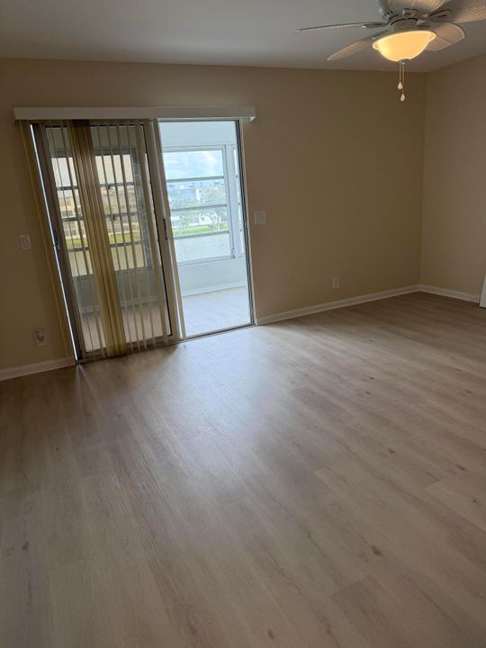 На продажу: $159,900 (1 спален, 1 ванн, 738 Квадратных фут)