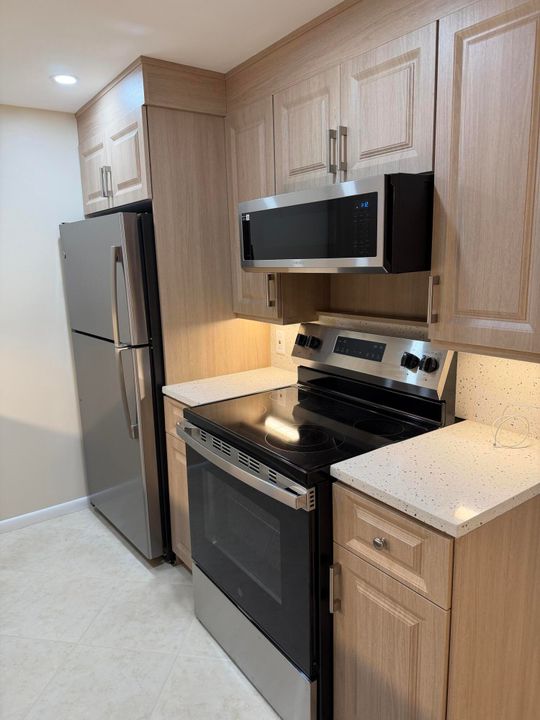 На продажу: $159,900 (1 спален, 1 ванн, 738 Квадратных фут)