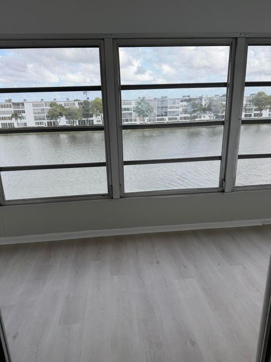 На продажу: $159,900 (1 спален, 1 ванн, 738 Квадратных фут)