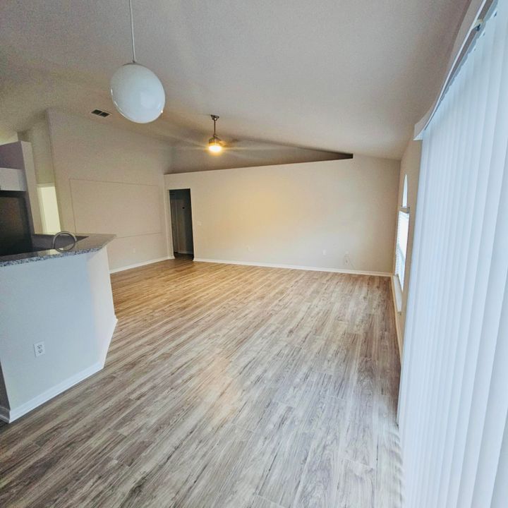 En Venta: $329,000 (4 camas, 2 baños, 1655 Pies cuadrados)