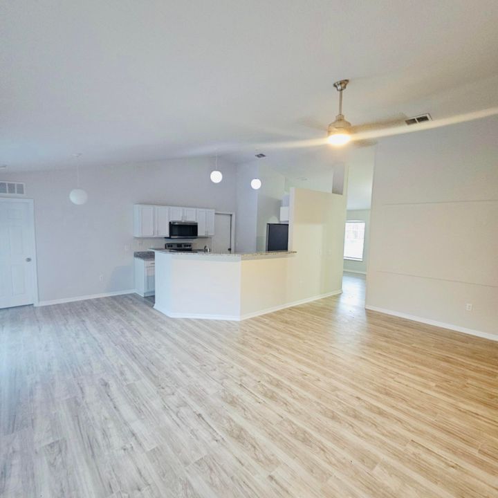 En Venta: $329,000 (4 camas, 2 baños, 1655 Pies cuadrados)