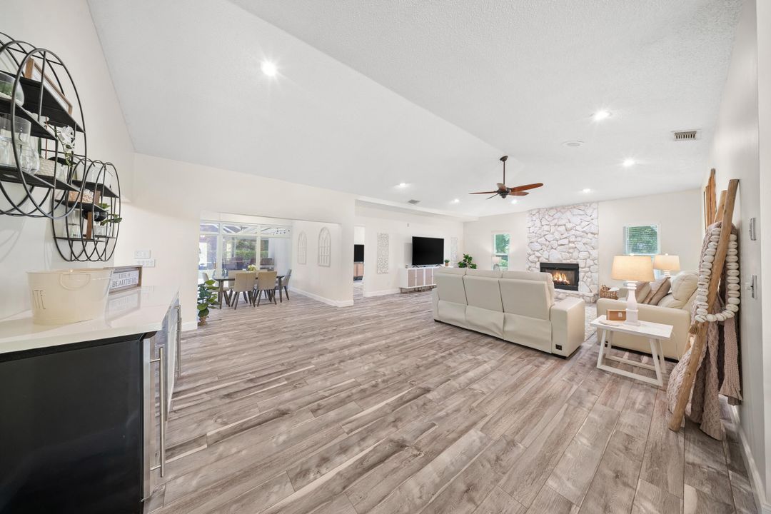 出租: $9,500 (4 贝兹, 3 浴室, 3350 平方英尺)