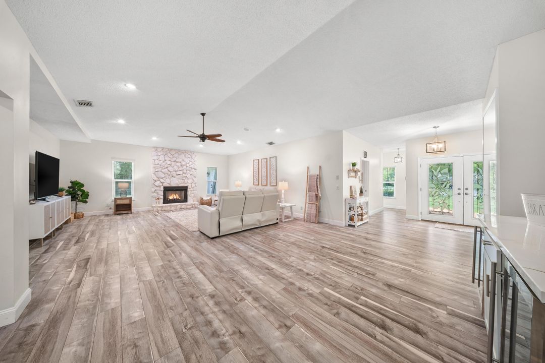 出租: $9,500 (4 贝兹, 3 浴室, 3350 平方英尺)