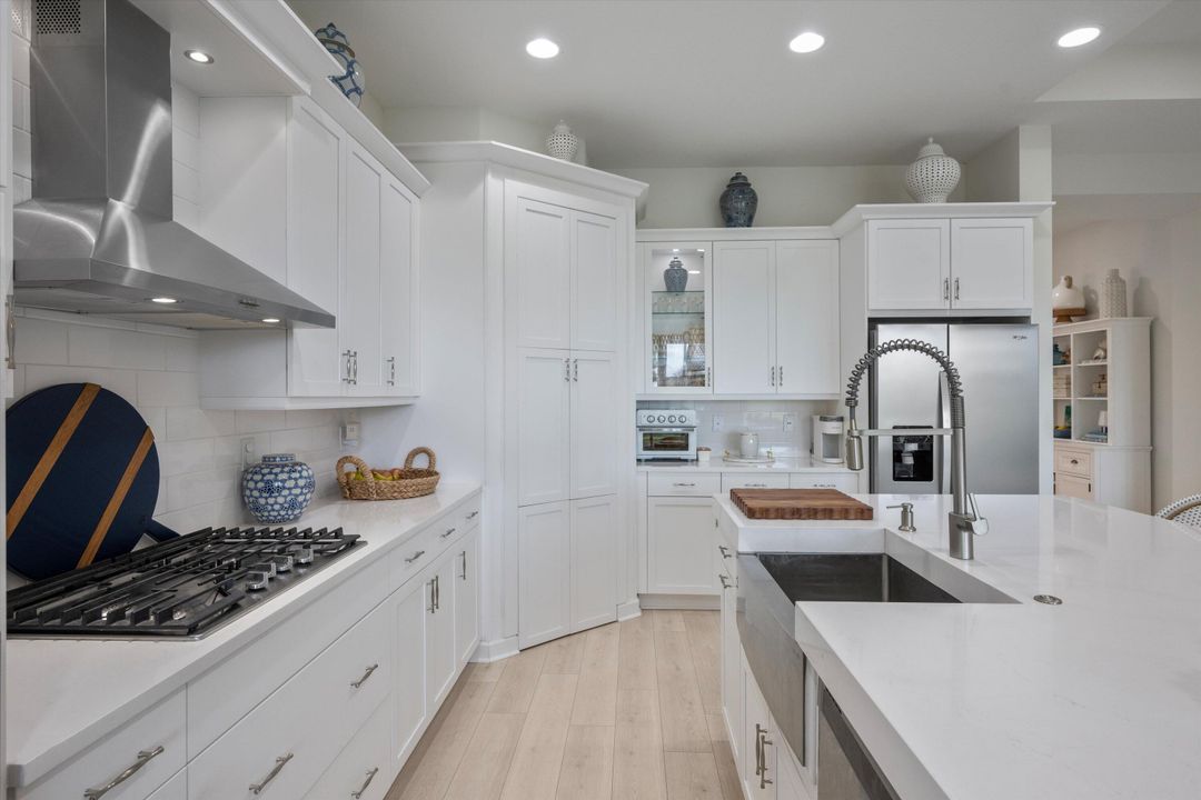 На продажу: $675,000 (4 спален, 2 ванн, 2305 Квадратных фут)