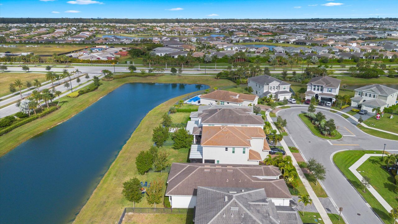 На продажу: $675,000 (4 спален, 2 ванн, 2305 Квадратных фут)