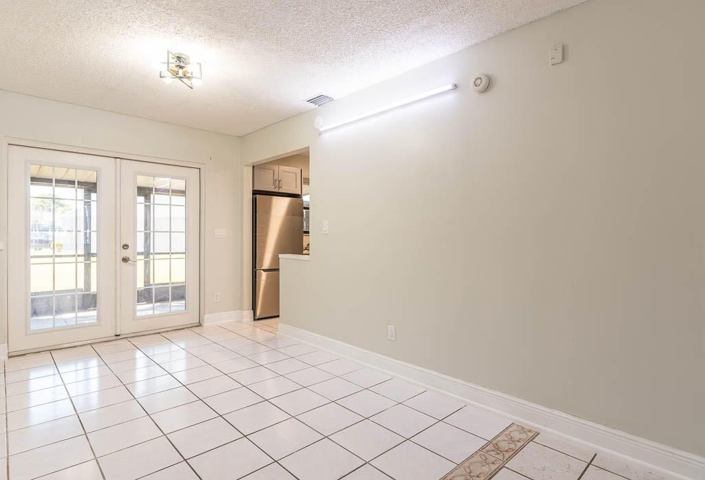 For Rent: $2,350 (3 beds, 2 baths, 1260 Square Feet)