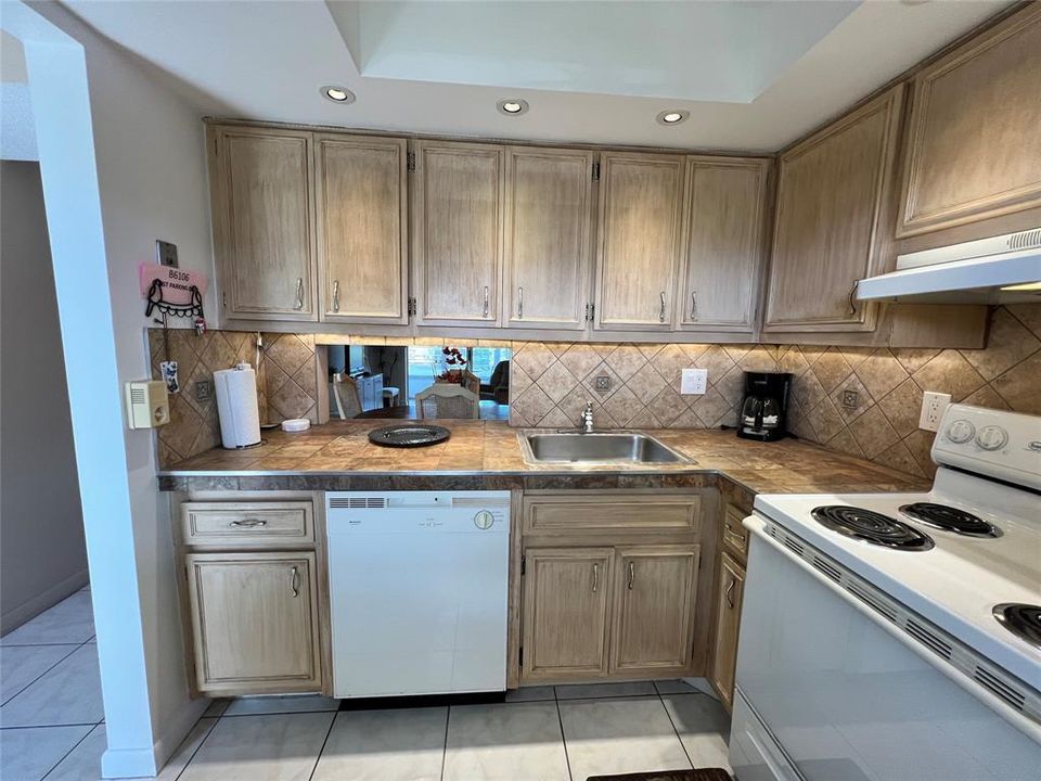 For Rent: $1,650 (1 beds, 1 baths, 768 Square Feet)