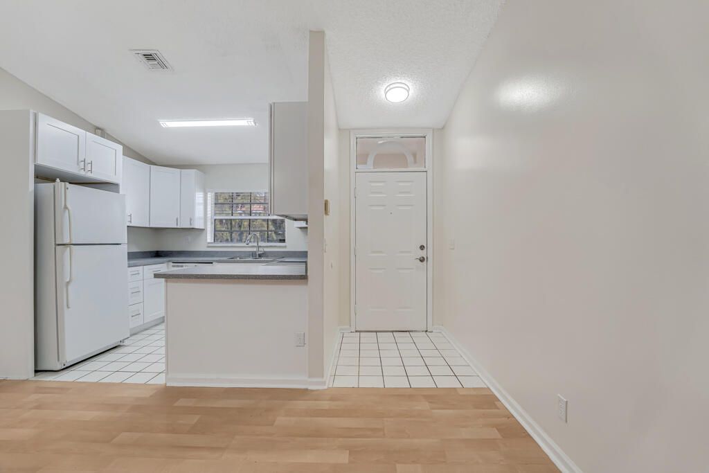 For Rent: $2,500 (2 beds, 2 baths, 1046 Square Feet)