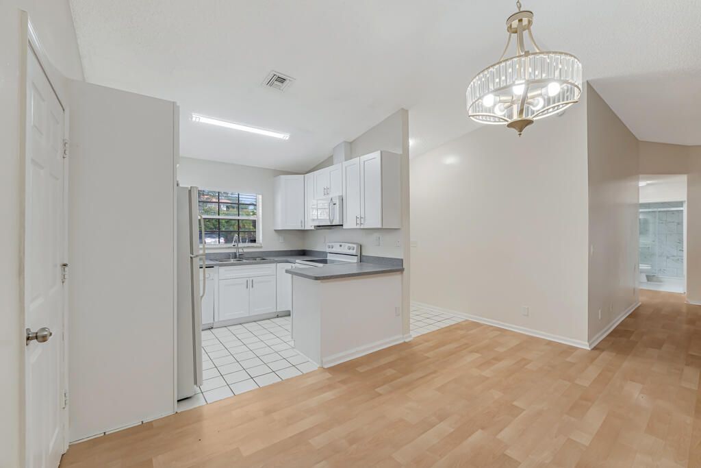 For Rent: $2,500 (2 beds, 2 baths, 1046 Square Feet)