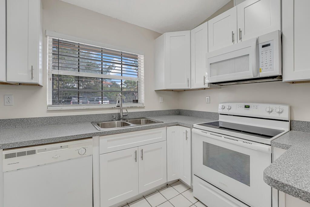 For Rent: $2,500 (2 beds, 2 baths, 1046 Square Feet)