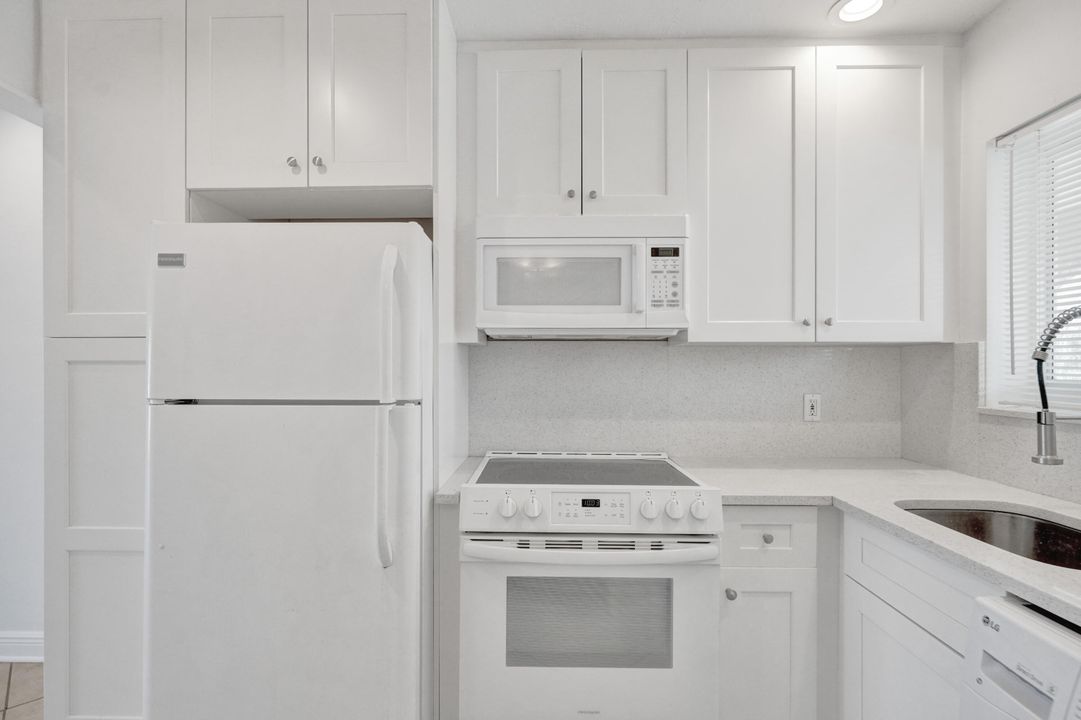 For Sale: $295,000 (2 beds, 1 baths, 739 Square Feet)