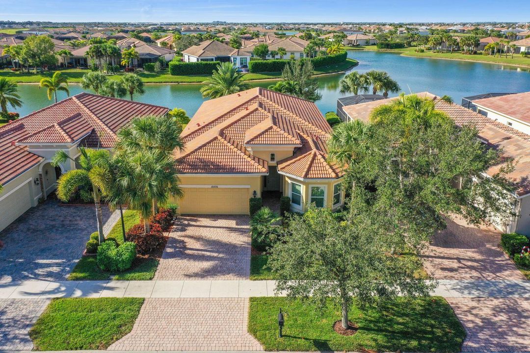 En Venta: $645,500 (3 camas, 2 baños, 2255 Pies cuadrados)