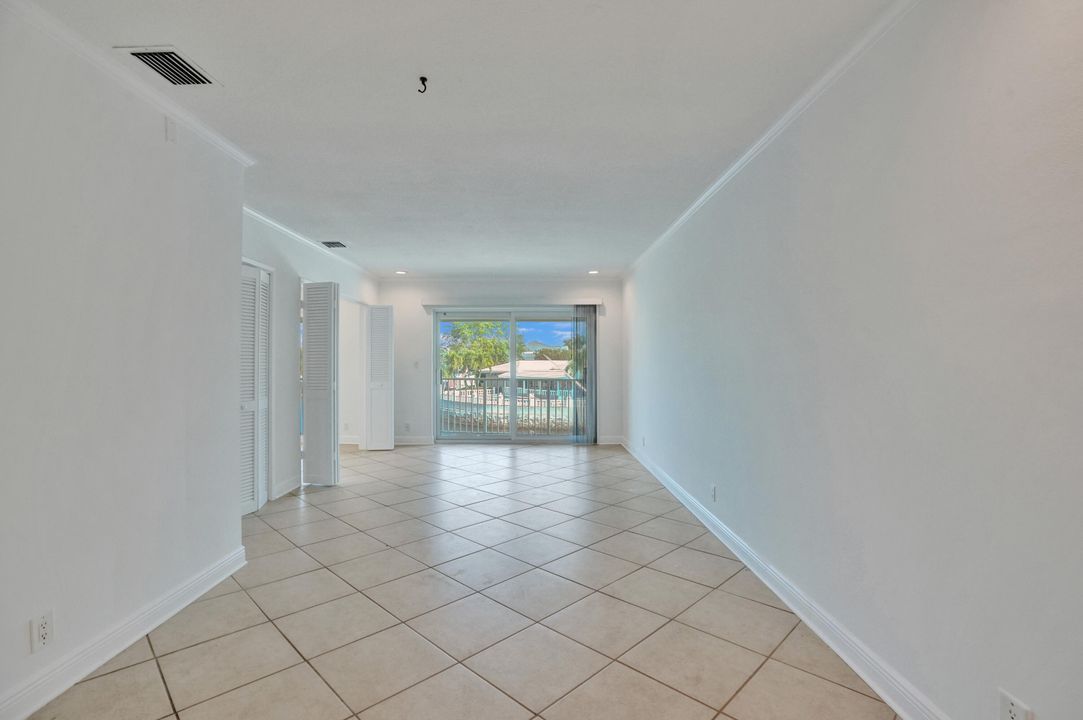 For Sale: $295,000 (2 beds, 1 baths, 739 Square Feet)