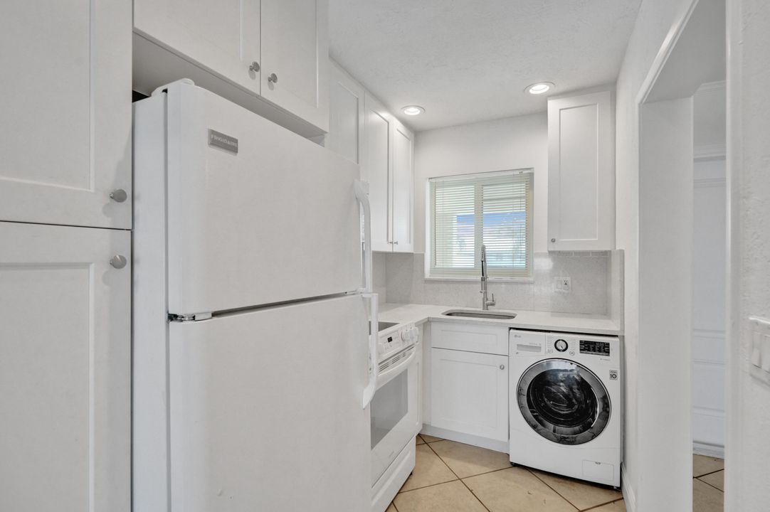 For Sale: $295,000 (2 beds, 1 baths, 739 Square Feet)