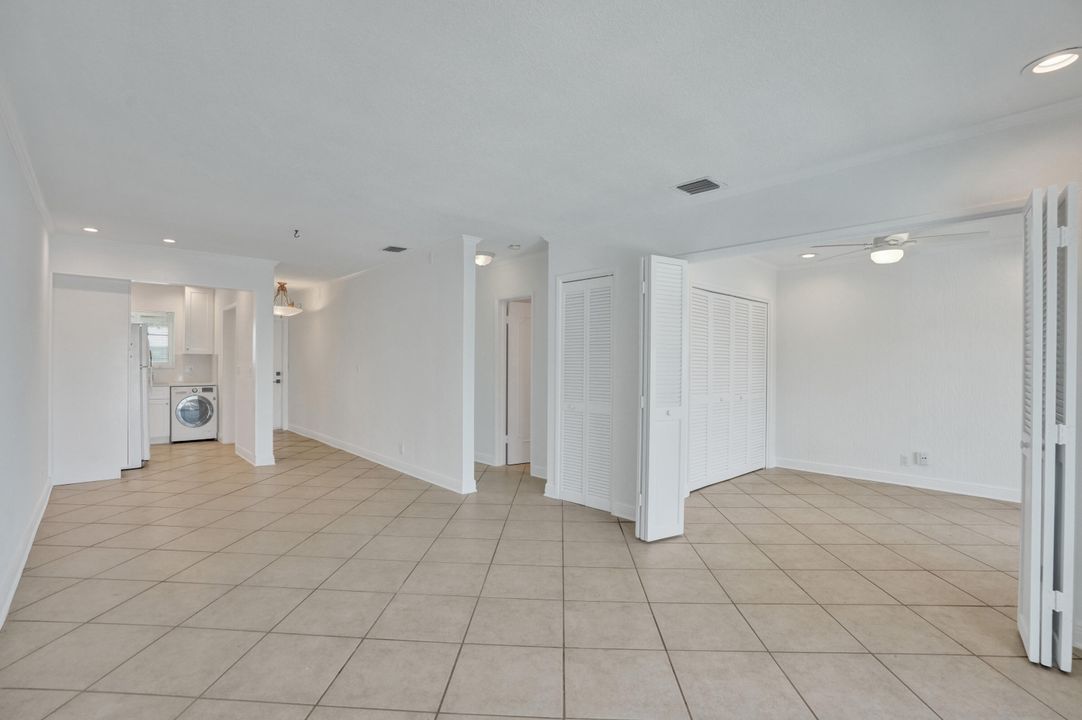 For Sale: $295,000 (2 beds, 1 baths, 739 Square Feet)