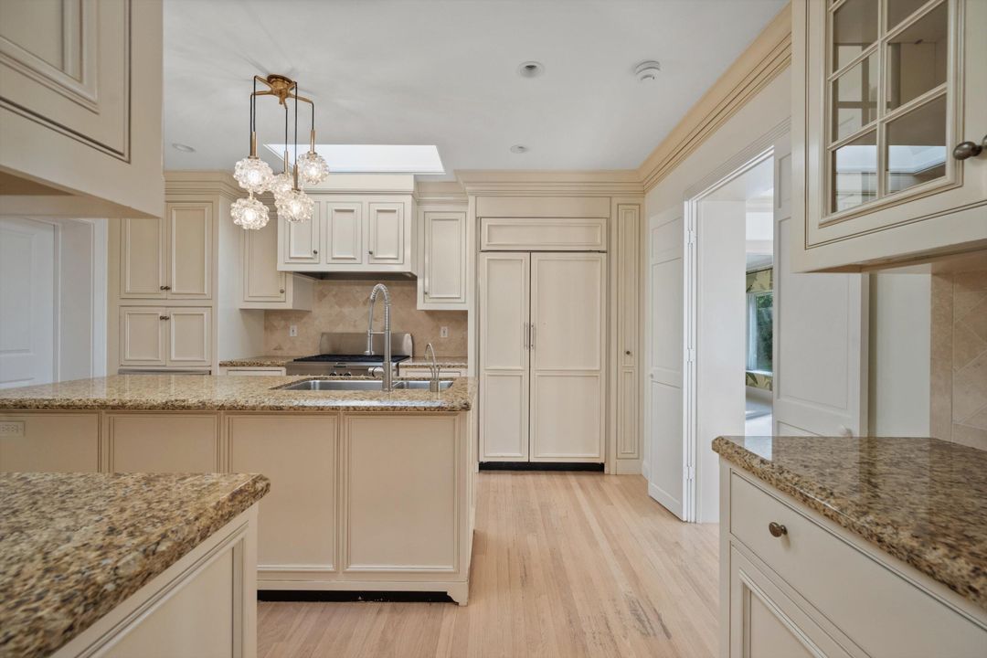 出租: $30,000 (4 贝兹, 3 浴室, 2795 平方英尺)