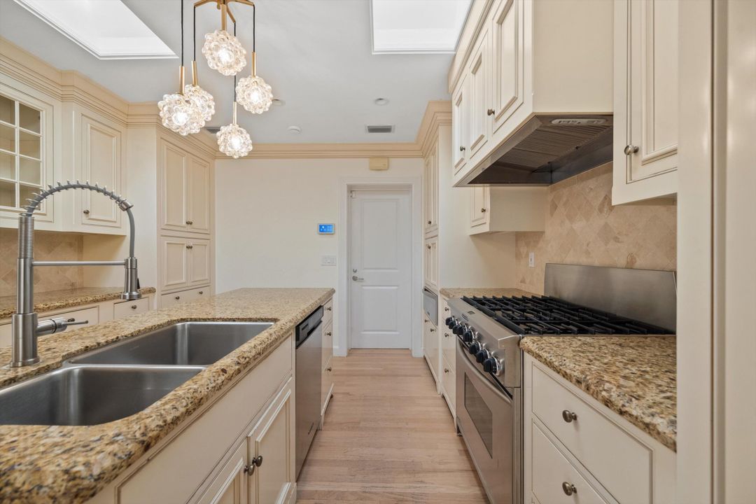 出租: $30,000 (4 贝兹, 3 浴室, 2795 平方英尺)