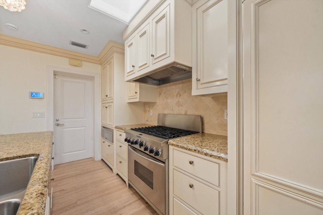 出租: $30,000 (4 贝兹, 3 浴室, 2795 平方英尺)