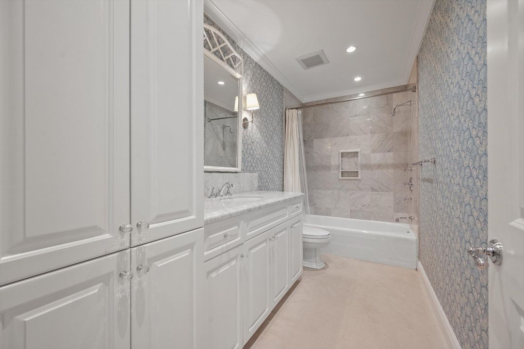 出租: $30,000 (4 贝兹, 3 浴室, 2795 平方英尺)