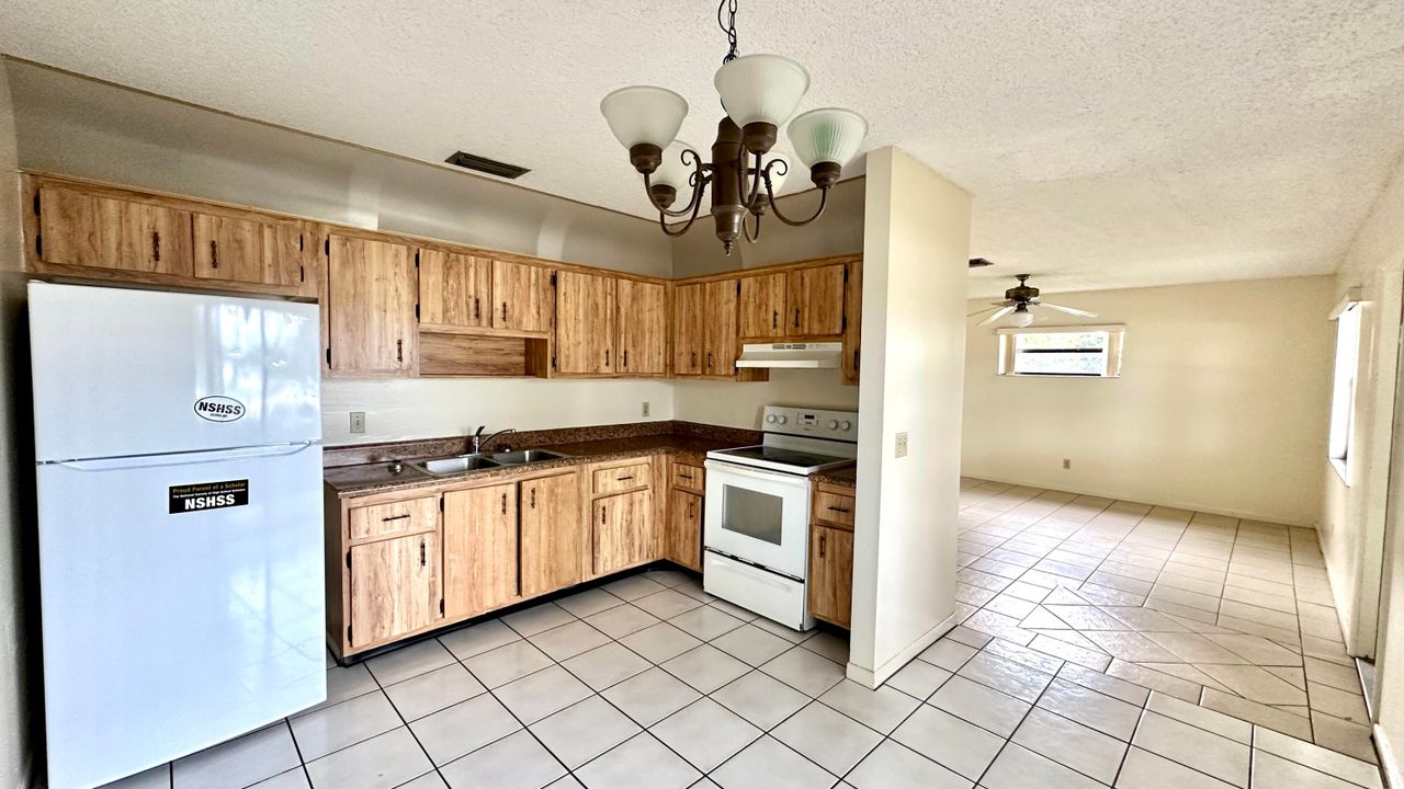 For Rent: $1,900 (2 beds, 1 baths, 1000 Square Feet)