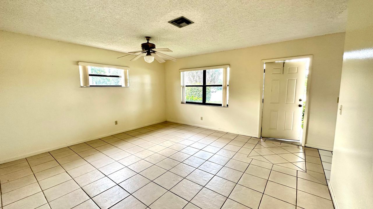 For Rent: $1,900 (2 beds, 1 baths, 1000 Square Feet)