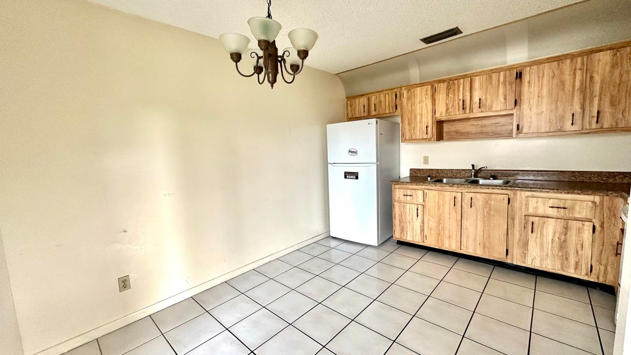 For Rent: $1,900 (2 beds, 1 baths, 1000 Square Feet)