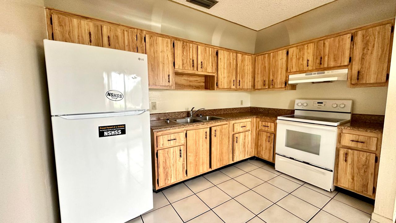 For Rent: $1,900 (2 beds, 1 baths, 1000 Square Feet)