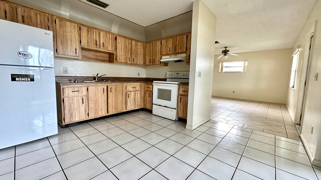 For Rent: $1,900 (2 beds, 1 baths, 1000 Square Feet)