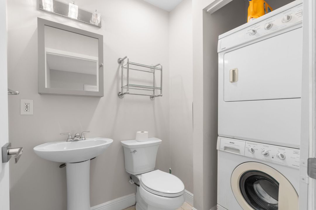 For Rent: $1,995 (2 beds, 1 baths, 908 Square Feet)