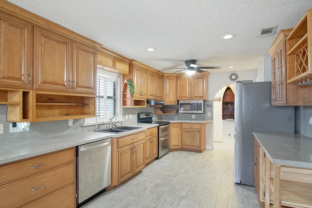 For Sale: $370,000 (3 beds, 2 baths, 1332 Square Feet)